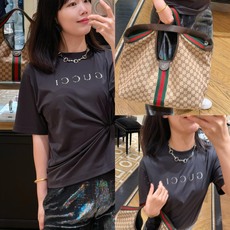 Gucci 古驰字母烫标短袖 面料:采用40支柔棉双面。 面料:螺纹采用1*1配套索罗娜。 工艺:烫标采用钻石银材料,立 Gucci 古驰字母烫标短袖 面料:采用40支柔棉双面。 面料:螺纹采用1*1配套索罗娜。 工艺:烫标采用钻石银材料,立