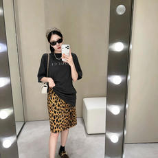 Gucci 古驰字母烫标短袖 面料:采用40支柔棉双面。 面料:螺纹采用1*1配套索罗娜。 工艺:烫标采用钻石银材料,立 Gucci 古驰字母烫标短袖 面料:采用40支柔棉双面。 面料:螺纹采用1*1配套索罗娜。 工艺:烫标采用钻石银材料,立