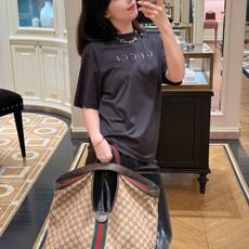 Gucci 古驰字母烫标短袖 面料:采用40支柔棉双面。 面料:螺纹采用1*1配套索罗娜。 工艺:烫标采用钻石银材料,立 Gucci 古驰字母烫标短袖 面料:采用40支柔棉双面。 面料:螺纹采用1*1配套索罗娜。 工艺:烫标采用钻石银材料,立