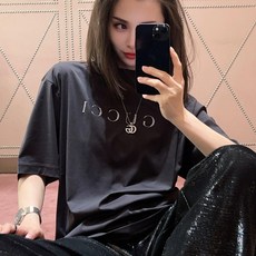 Gucci 古驰字母烫标短袖 面料:采用40支柔棉双面。 面料:螺纹采用1*1配套索罗娜。 工艺:烫标采用钻石银材料,立 Gucci 古驰字母烫标短袖 面料:采用40支柔棉双面。 面料:螺纹采用1*1配套索罗娜。 工艺:烫标采用钻石银材料,立