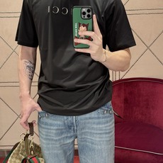 Gucci 古驰字母烫标短袖 面料:采用40支柔棉双面。 面料:螺纹采用1*1配套索罗娜。 工艺:烫标采用钻石银材料,立 Gucci 古驰字母烫标短袖 面料:采用40支柔棉双面。 面料:螺纹采用1*1配套索罗娜。 工艺:烫标采用钻石银材料,立