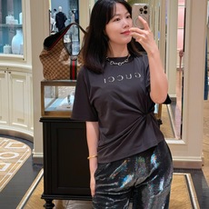 Gucci 古驰字母烫标短袖 面料:采用40支柔棉双面。 面料:螺纹采用1*1配套索罗娜。 工艺:烫标采用钻石银材料,立 Gucci 古驰字母烫标短袖 面料:采用40支柔棉双面。 面料:螺纹采用1*1配套索罗娜。 工艺:烫标采用钻石银材料,立