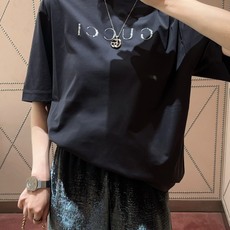 Gucci 古驰字母烫标短袖 面料:采用40支柔棉双面。 面料:螺纹采用1*1配套索罗娜。 工艺:烫标采用钻石银材料,立 Gucci 古驰字母烫标短袖 面料:采用40支柔棉双面。 面料:螺纹采用1*1配套索罗娜。 工艺:烫标采用钻石银材料,立