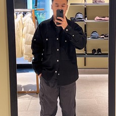 Stonelsland 石头岛 斜纹牛仔棉布工装外套 面料:采用100%棉斜纹牛仔棉布。 辅料:纽扣采用合金纽扣,面上激 Stonelsland 石头岛 斜纹牛仔棉布工装外套 面料:采用100%棉斜纹牛仔棉布。 辅料:纽扣采用合金纽扣,面上激