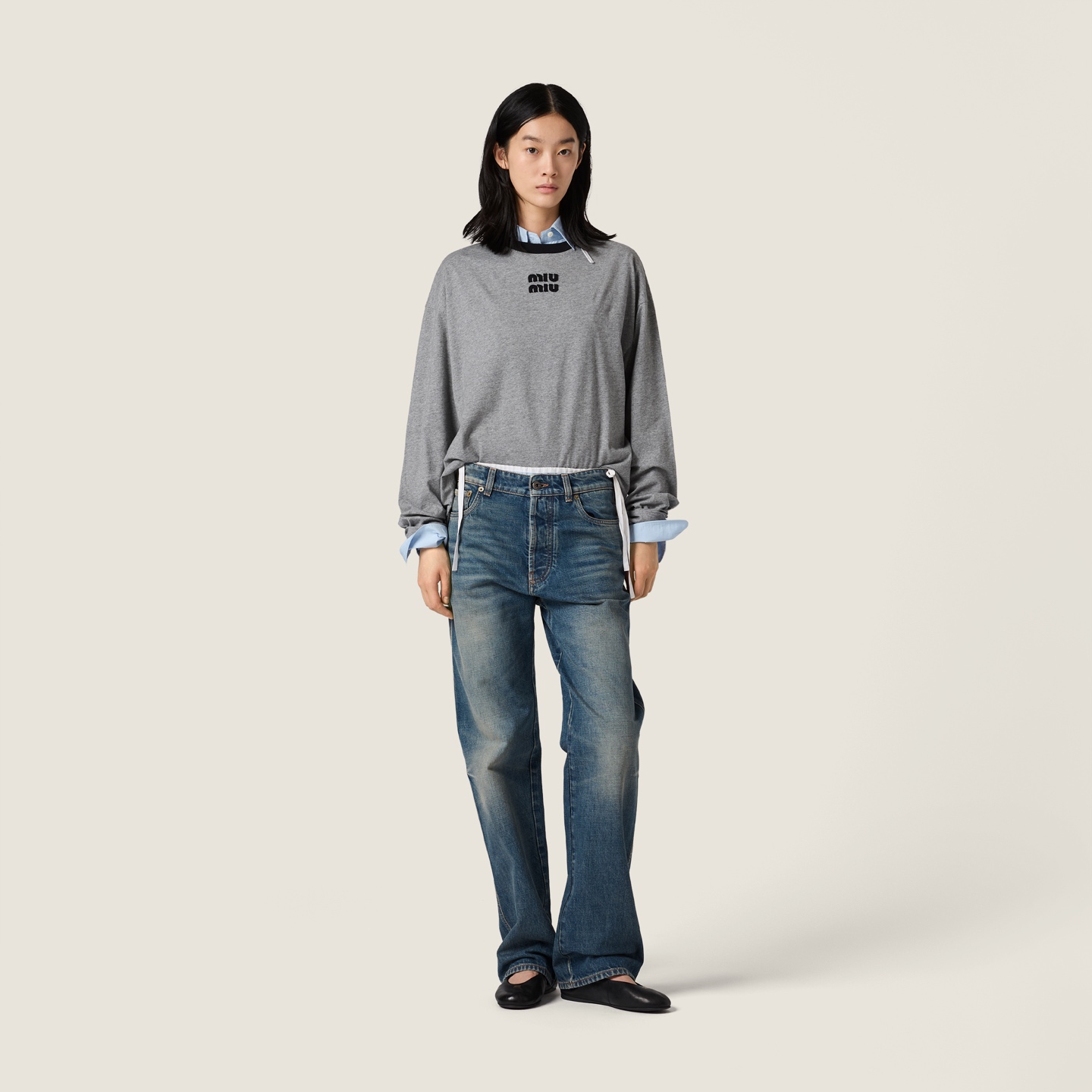 MiuMiu 刺绣标识打底衫 面料：采用20支平纹，100%绵纱定染定织。 面料：罗文采用配套1*1索罗娜。 工艺：刺绣
