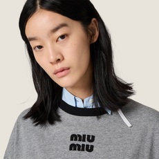 MiuMiu 刺绣标识打底衫 面料:采用20支平纹,100%绵纱定染定织。 面料:罗文采用配套1*1索罗娜。 工艺:刺绣 MiuMiu 刺绣标识打底衫 面料:采用20支平纹,100%绵纱定染定织。 面料:罗文采用配套1*1索罗娜。 工艺:刺绣