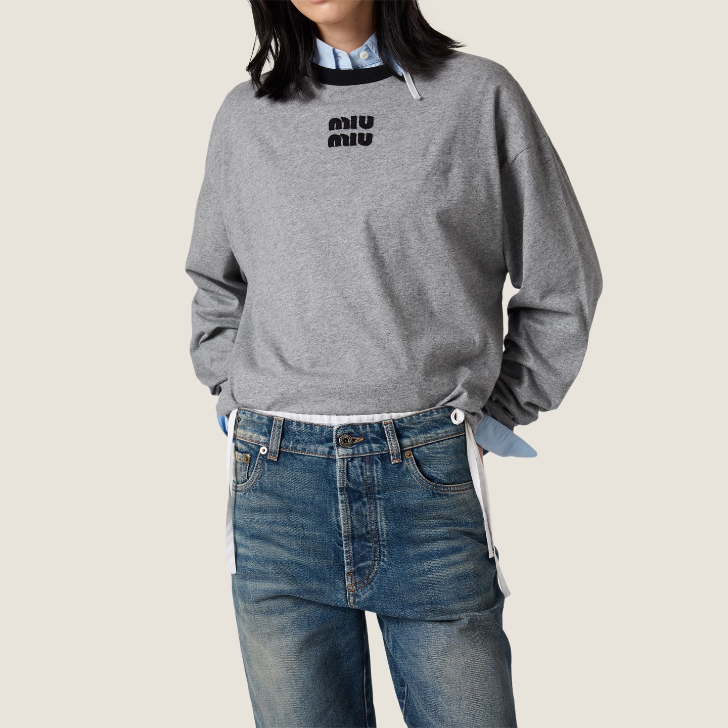 MiuMiu 刺绣标识打底衫 面料:采用20支平纹,100%绵纱定染定织。 面料:罗文采用配套1*1索罗娜。 工艺:刺绣 MiuMiu 刺绣标识打底衫 面料:采用20支平纹,100%绵纱定染定织。 面料:罗文采用配套1*1索罗娜。 工艺:刺绣