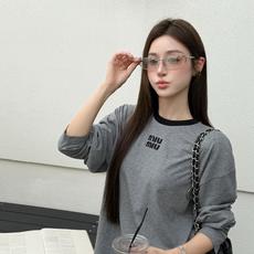 MiuMiu 刺绣标识打底衫 面料:采用20支平纹,100%绵纱定染定织。 面料:罗文采用配套1*1索罗娜。 工艺:刺绣 MiuMiu 刺绣标识打底衫 面料:采用20支平纹,100%绵纱定染定织。 面料:罗文采用配套1*1索罗娜。 工艺:刺绣