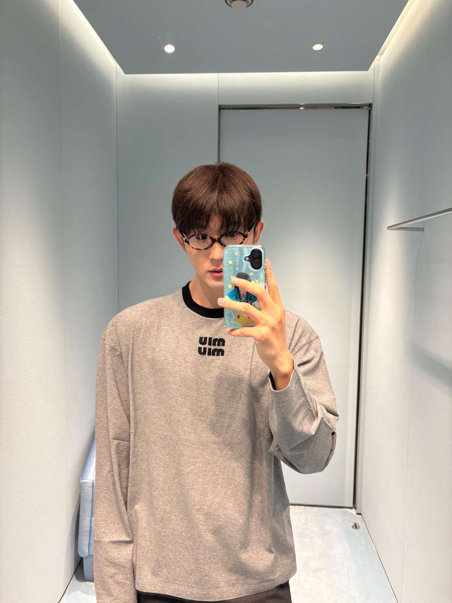 MiuMiu 刺绣标识打底衫 面料:采用20支平纹,100%绵纱定染定织。 面料:罗文采用配套1*1索罗娜。 工艺:刺绣 MiuMiu 刺绣标识打底衫 面料:采用20支平纹,100%绵纱定染定织。 面料:罗文采用配套1*1索罗娜。 工艺:刺绣