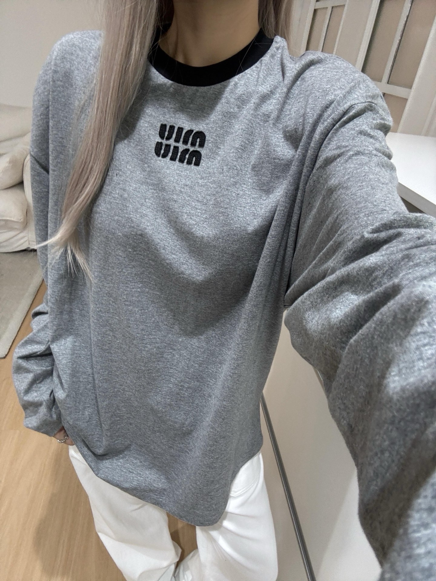 MiuMiu 刺绣标识打底衫 面料:采用20支平纹,100%绵纱定染定织。 面料:罗文采用配套1*1索罗娜。 工艺:刺绣 MiuMiu 刺绣标识打底衫 面料:采用20支平纹,100%绵纱定染定织。 面料:罗文采用配套1*1索罗娜。 工艺:刺绣