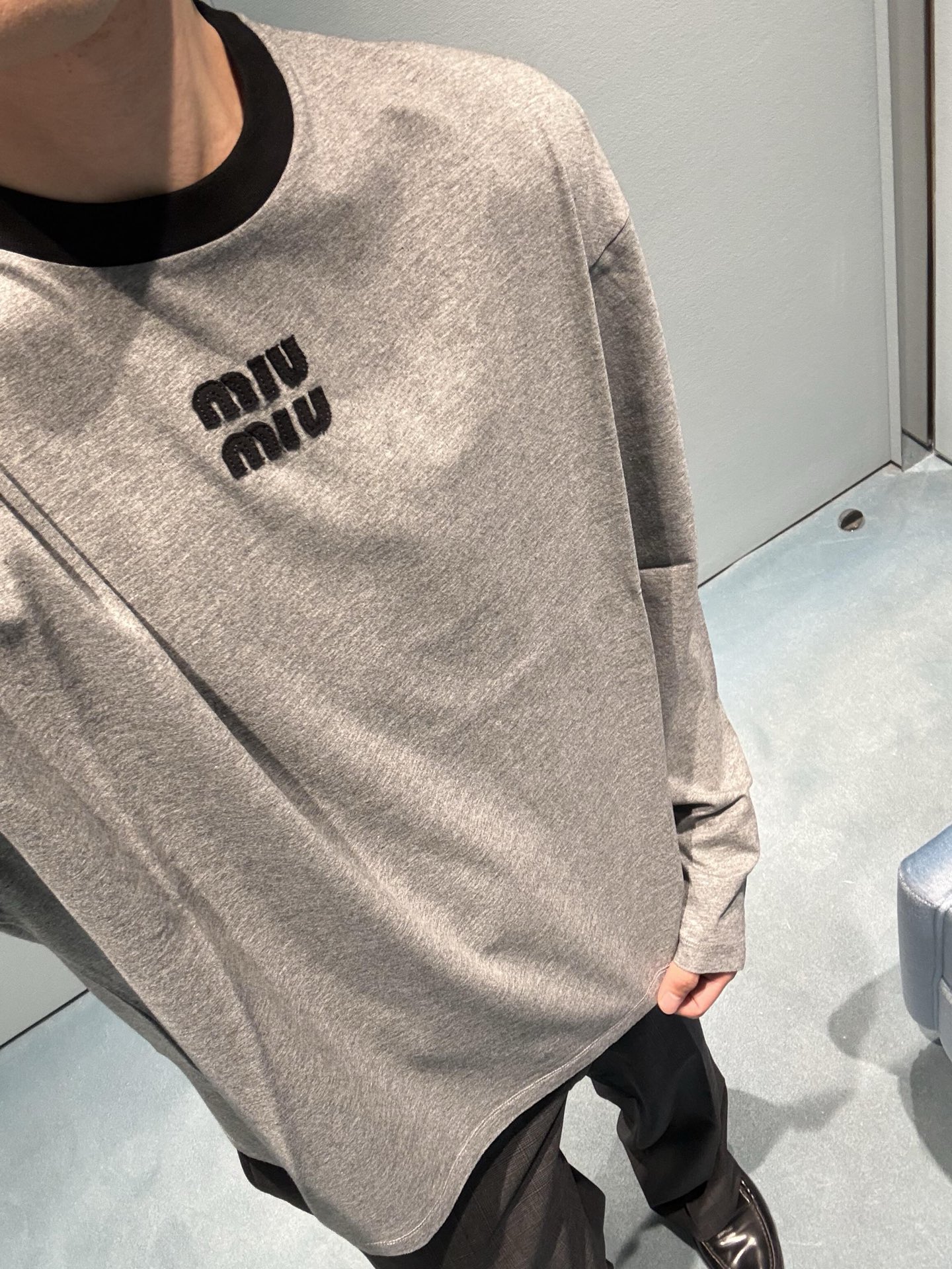 MiuMiu 刺绣标识打底衫 面料:采用20支平纹,100%绵纱定染定织。 面料:罗文采用配套1*1索罗娜。 工艺:刺绣 MiuMiu 刺绣标识打底衫 面料:采用20支平纹,100%绵纱定染定织。 面料:罗文采用配套1*1索罗娜。 工艺:刺绣