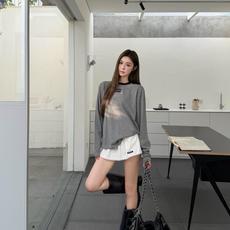 MiuMiu 刺绣标识打底衫 面料:采用20支平纹,100%绵纱定染定织。 面料:罗文采用配套1*1索罗娜。 工艺:刺绣 MiuMiu 刺绣标识打底衫 面料:采用20支平纹,100%绵纱定染定织。 面料:罗文采用配套1*1索罗娜。 工艺:刺绣