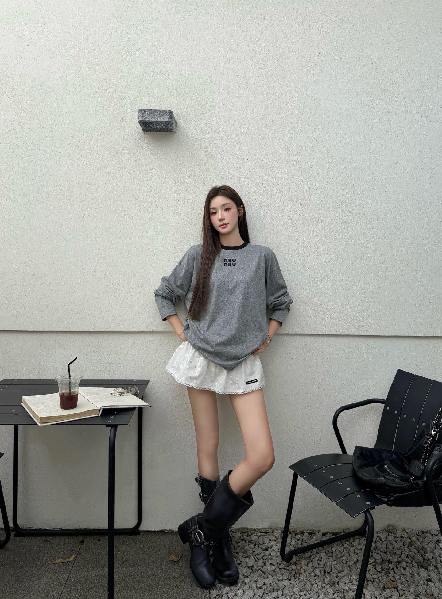 MiuMiu 刺绣标识打底衫 面料:采用20支平纹,100%绵纱定染定织。 面料:罗文采用配套1*1索罗娜。 工艺:刺绣 MiuMiu 刺绣标识打底衫 面料:采用20支平纹,100%绵纱定染定织。 面料:罗文采用配套1*1索罗娜。 工艺:刺绣
