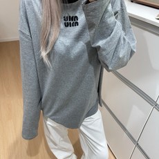 MiuMiu 刺绣标识打底衫 面料:采用20支平纹,100%绵纱定染定织。 面料:罗文采用配套1*1索罗娜。 工艺:刺绣 MiuMiu 刺绣标识打底衫 面料:采用20支平纹,100%绵纱定染定织。 面料:罗文采用配套1*1索罗娜。 工艺:刺绣