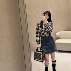 DIOR 提花刺绣标识针织衫 面料:30%羊毛,70%棉纱。 工艺:刺绣采用3D立体刺绣工艺,以破字母做为点缀,整针数有 DIOR 提花刺绣标识针织衫 面料:30%羊毛,70%棉纱。 工艺:刺绣采用3D立体刺绣工艺,以破字母做为点缀,整针数有