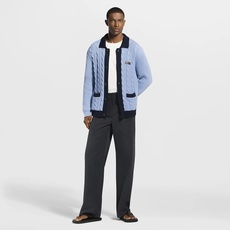 LOUIS VUITTON 绞花皮标针织开衫 面料:采用30%绵纶,70%绵。 辅料:皮标采用牛皮革切割复合,面上带有品 LOUIS VUITTON 绞花皮标针织开衫 面料:采用30%绵纶,70%绵。 辅料:皮标采用牛皮革切割复合,面上带有品
