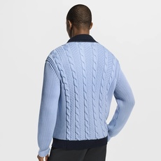 LOUIS VUITTON 绞花皮标针织开衫 面料:采用30%绵纶,70%绵。 辅料:皮标采用牛皮革切割复合,面上带有品 LOUIS VUITTON 绞花皮标针织开衫 面料:采用30%绵纶,70%绵。 辅料:皮标采用牛皮革切割复合,面上带有品
