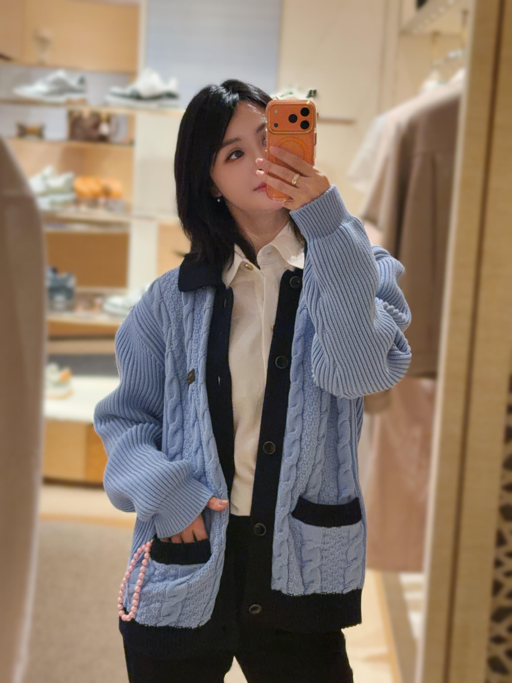 LOUIS VUITTON 绞花皮标针织开衫 面料：采用30%绵纶，70%绵。 辅料：皮标采用牛皮革切割复合，面上带有品