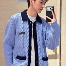 LOUIS VUITTON 绞花皮标针织开衫 面料:采用30%绵纶,70%绵。 辅料:皮标采用牛皮革切割复合,面上带有品 LOUIS VUITTON 绞花皮标针织开衫 面料:采用30%绵纶,70%绵。 辅料:皮标采用牛皮革切割复合,面上带有品