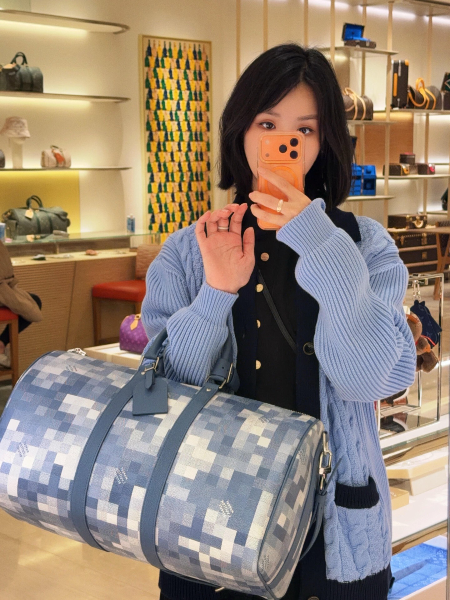 LOUIS VUITTON 绞花皮标针织开衫 面料:采用30%绵纶,70%绵。 辅料:皮标采用牛皮革切割复合,面上带有品 LOUIS VUITTON 绞花皮标针织开衫 面料:采用30%绵纶,70%绵。 辅料:皮标采用牛皮革切割复合,面上带有品