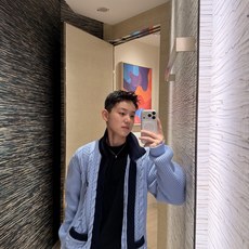 LOUIS VUITTON 绞花皮标针织开衫 面料:采用30%绵纶,70%绵。 辅料:皮标采用牛皮革切割复合,面上带有品 LOUIS VUITTON 绞花皮标针织开衫 面料:采用30%绵纶,70%绵。 辅料:皮标采用牛皮革切割复合,面上带有品