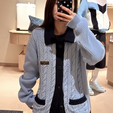 LOUIS VUITTON 绞花皮标针织开衫 面料:采用30%绵纶,70%绵。 辅料:皮标采用牛皮革切割复合,面上带有品 LOUIS VUITTON 绞花皮标针织开衫 面料:采用30%绵纶,70%绵。 辅料:皮标采用牛皮革切割复合,面上带有品