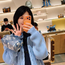 LOUIS VUITTON 绞花皮标针织开衫 面料:采用30%绵纶,70%绵。 辅料:皮标采用牛皮革切割复合,面上带有品 LOUIS VUITTON 绞花皮标针织开衫 面料:采用30%绵纶,70%绵。 辅料:皮标采用牛皮革切割复合,面上带有品