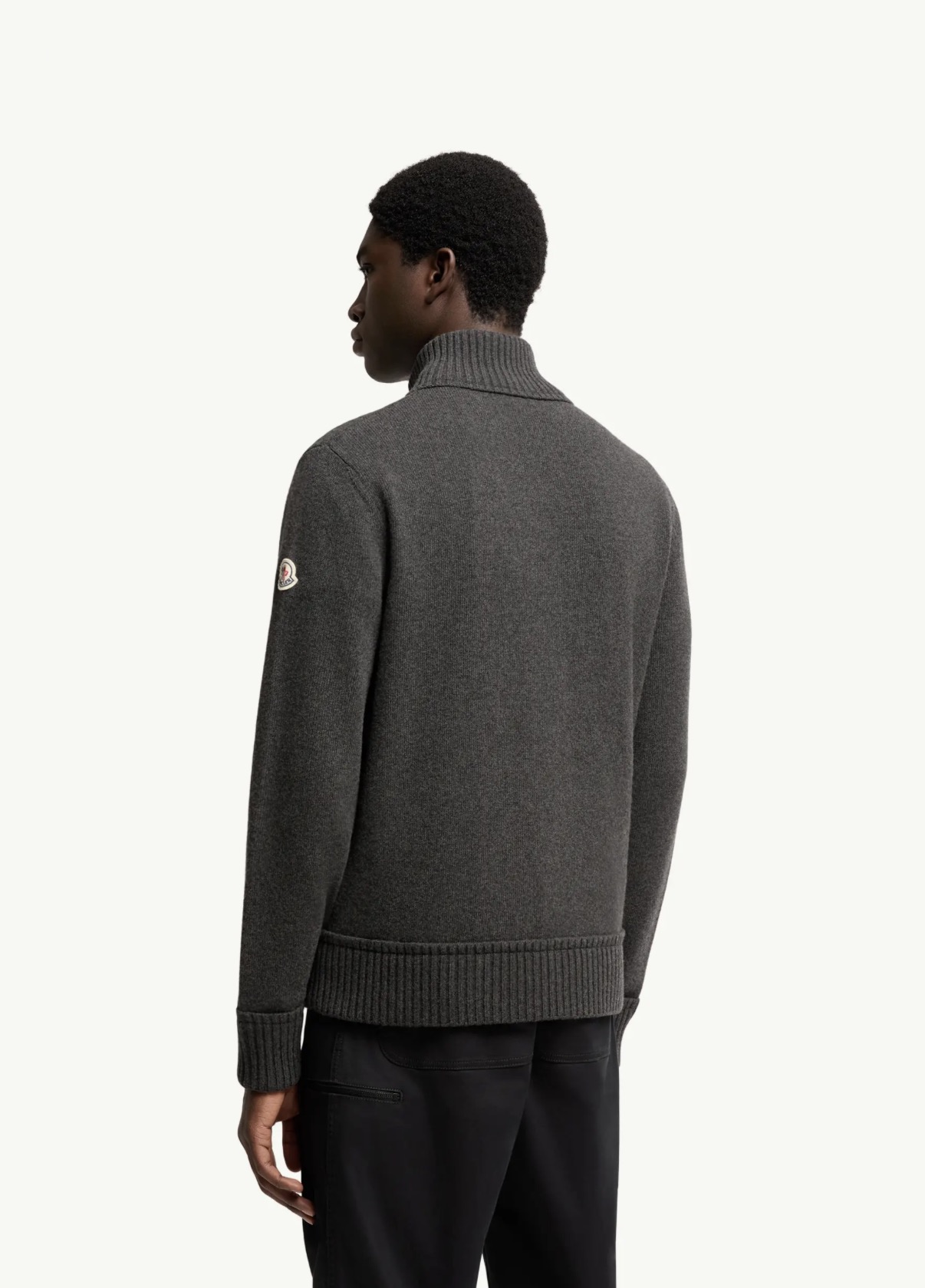 MONCLER 立领绣标拉链针织衫 面料：采用50%羊绒，20%聚酯纤维，30%绵纱。［原版定制染］ 辅料：拉链采用电镀