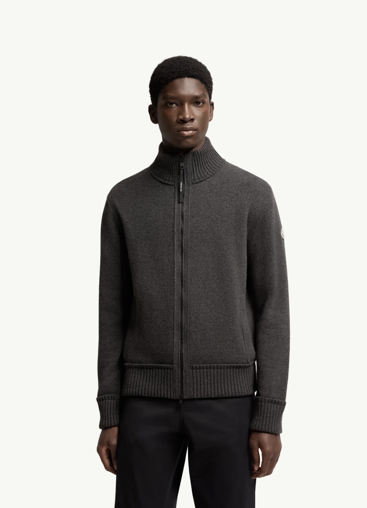 MONCLER 立领绣标拉链针织衫 面料：采用50%羊绒，20%聚酯纤维，30%绵纱。［原版定制染］ 辅料：拉链采用电镀