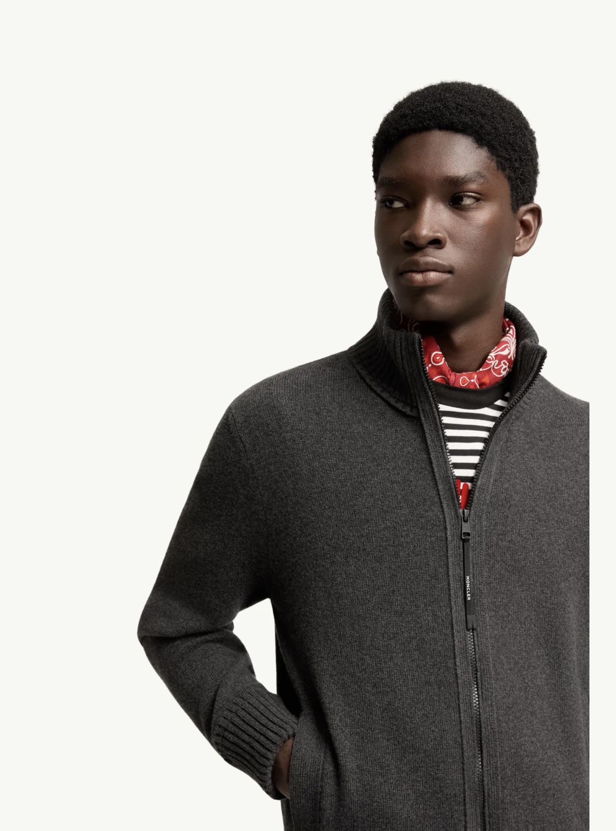 MONCLER 立领绣标拉链针织衫 面料：采用50%羊绒，20%聚酯纤维，30%绵纱。［原版定制染］ 辅料：拉链采用电镀