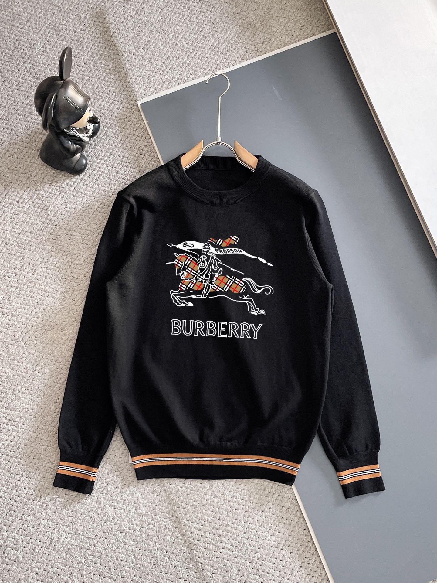 Burberry 品牌：巴宝莉 圆领套头羊毛衫 全品相 羊毛混纺面料 2026最新款 黄金比例 修身款软黄金 百搭实用型的单品