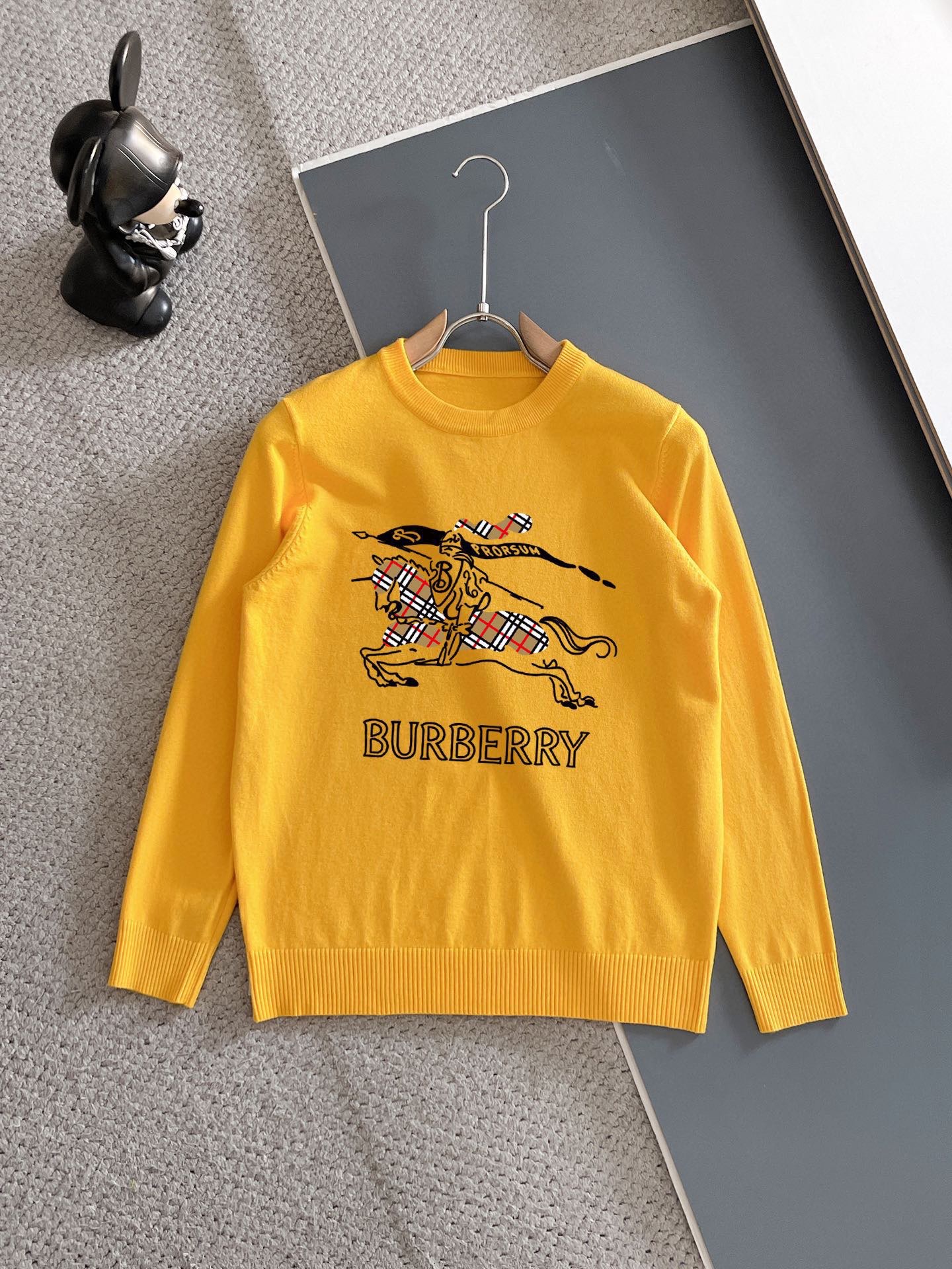 Burberry 品牌：巴宝莉 圆领套头羊毛衫 全品相 羊毛混纺面料 2026最新款 黄金比例 修身款软黄金 百搭实用型的单品