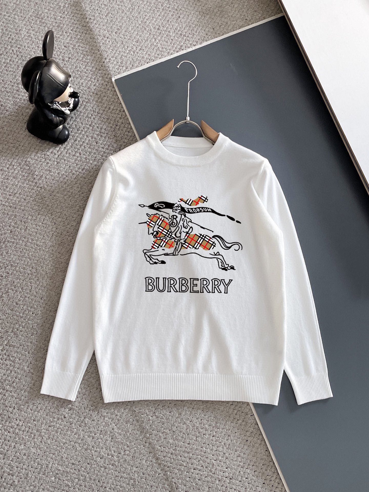 Burberry 品牌：巴宝莉 圆领套头羊毛衫 全品相 羊毛混纺面料 2026最新款 黄金比例 修身款软黄金 百搭实用型的单品