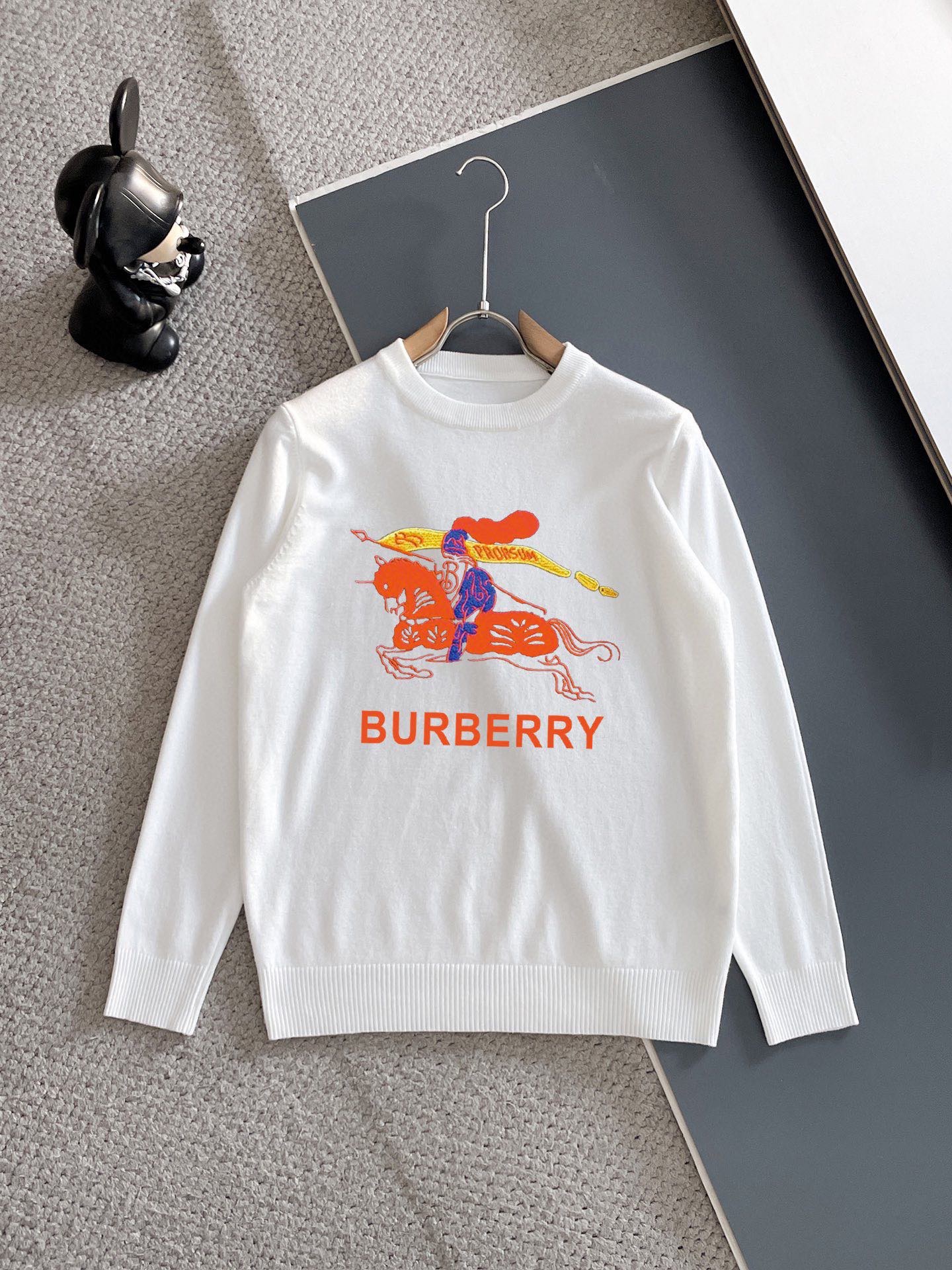 Burberry 品牌：巴宝莉 圆领套头羊毛衫 全品相 羊毛混纺面料 2026最新款 黄金比例 修身款软黄金 百搭实用型的单品