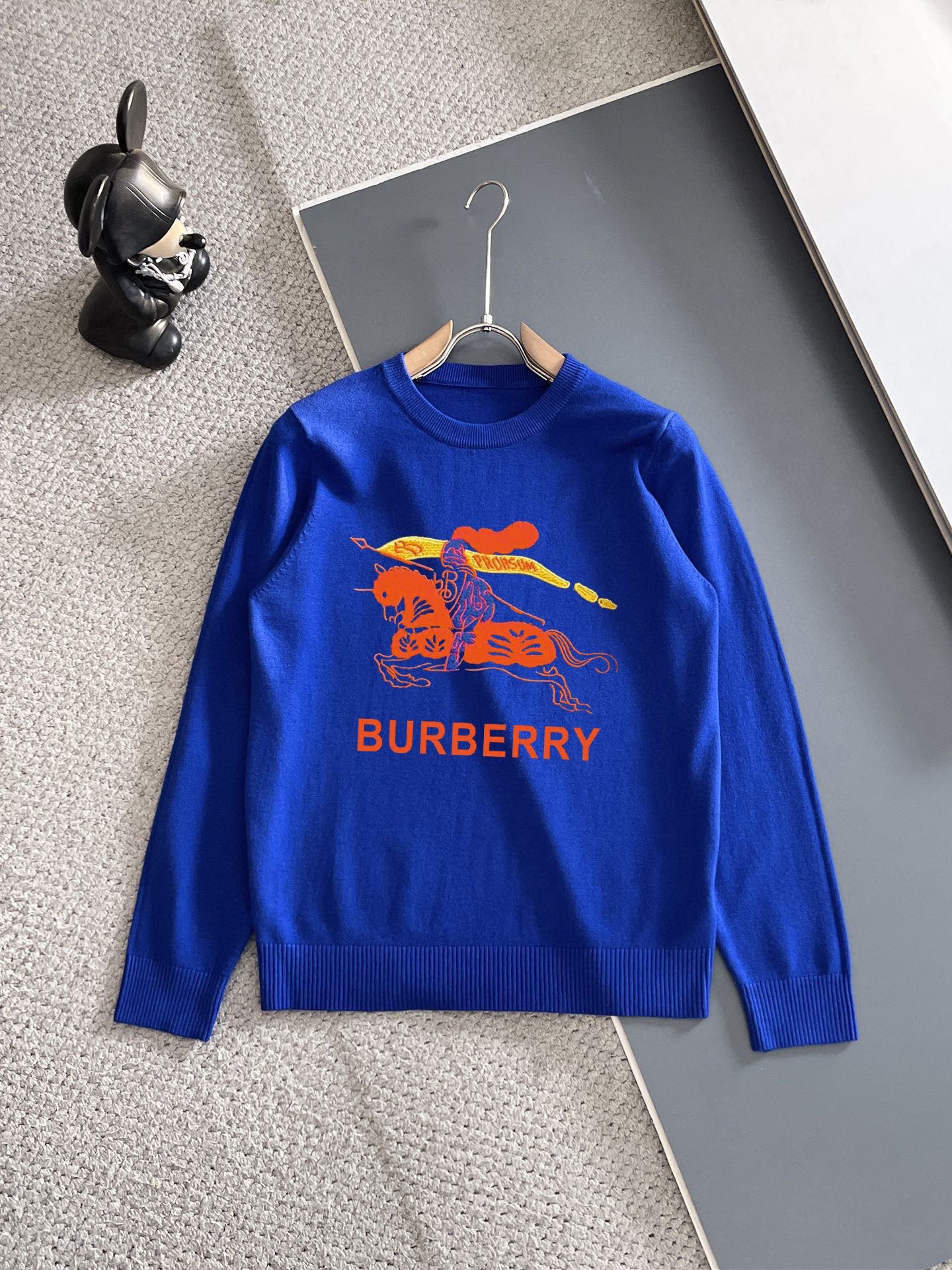Burberry 品牌：巴宝莉 圆领套头羊毛衫 全品相 羊毛混纺面料 2026最新款 黄金比例 修身款软黄金 百搭实用型的单品