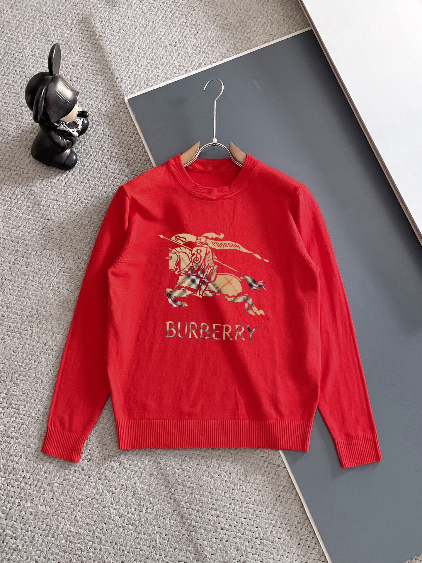 Burberry 品牌：巴宝莉 圆领套头羊毛衫 全品相 羊毛混纺面料 2026最新款 黄金比例 修身款软黄金 百搭实用型的单品