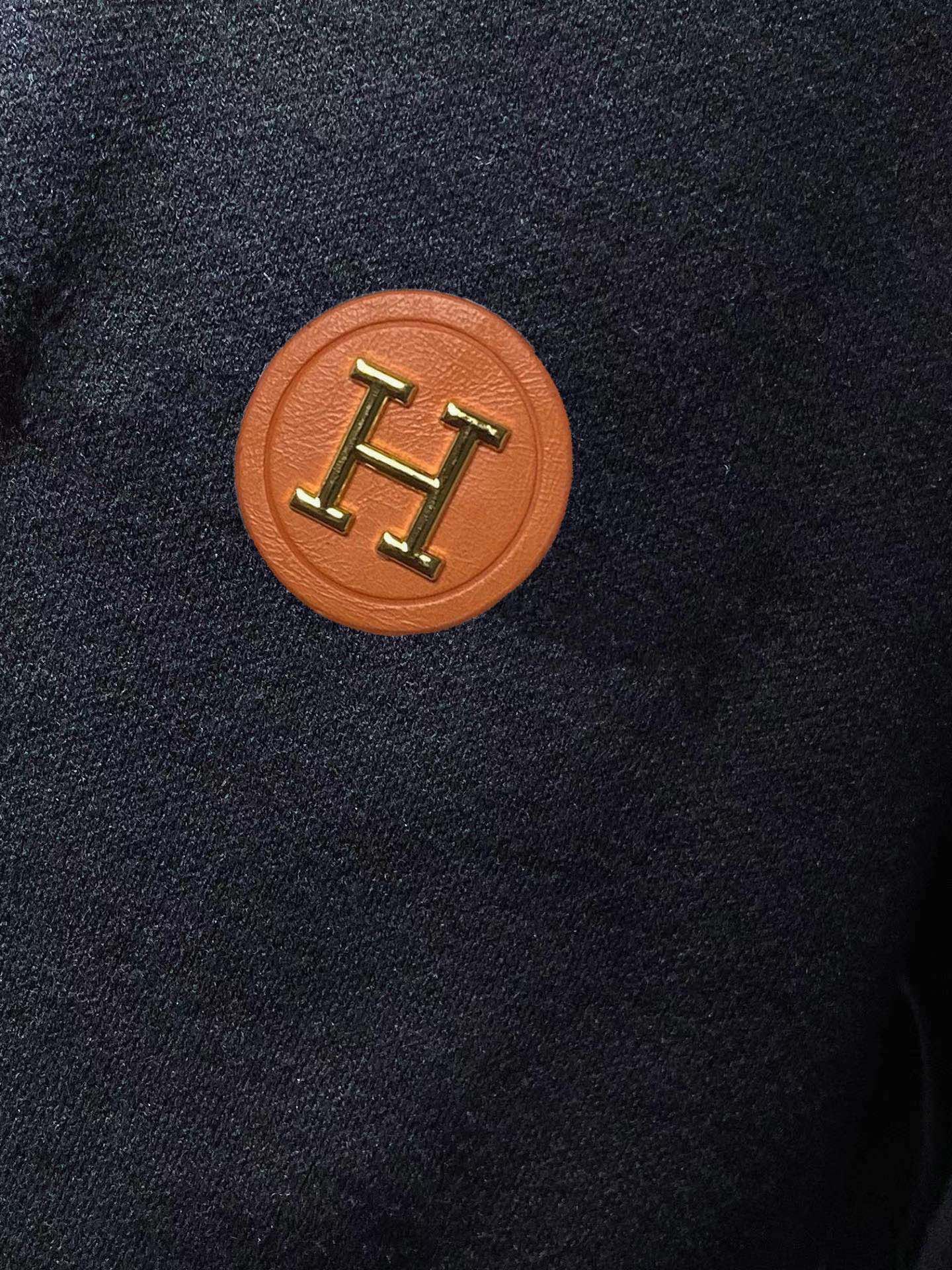 Hermès 品牌：爱马仕 圆领套头羊毛衫 全品相 羊毛混纺面料 2026最新款 黄金比例 修身款软黄金 百搭实用型的单品