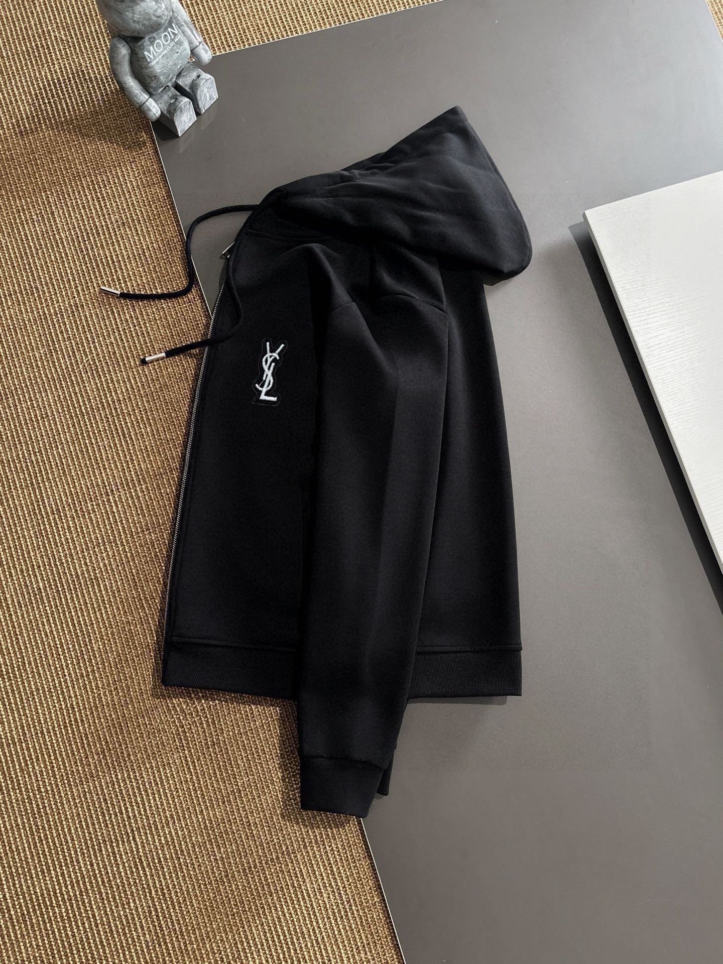 Unknown 品牌：YSL (胖子福音) 套装来袭 专注官网 2026全新 卫衣套装 狠货 就为一个贴合、完美的上身效果 全天然优质罗马棉100%