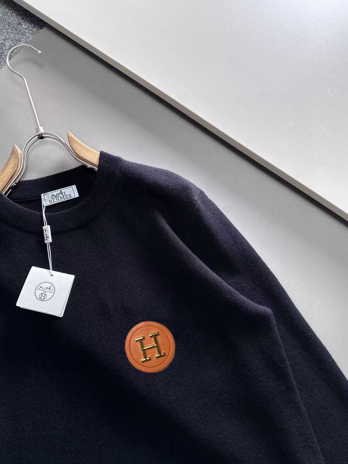 Hermès 品牌：爱马仕 圆领套头羊毛衫 全品相 羊毛混纺面料 2026最新款 黄金比例 修身款软黄金 百搭实用型的单品