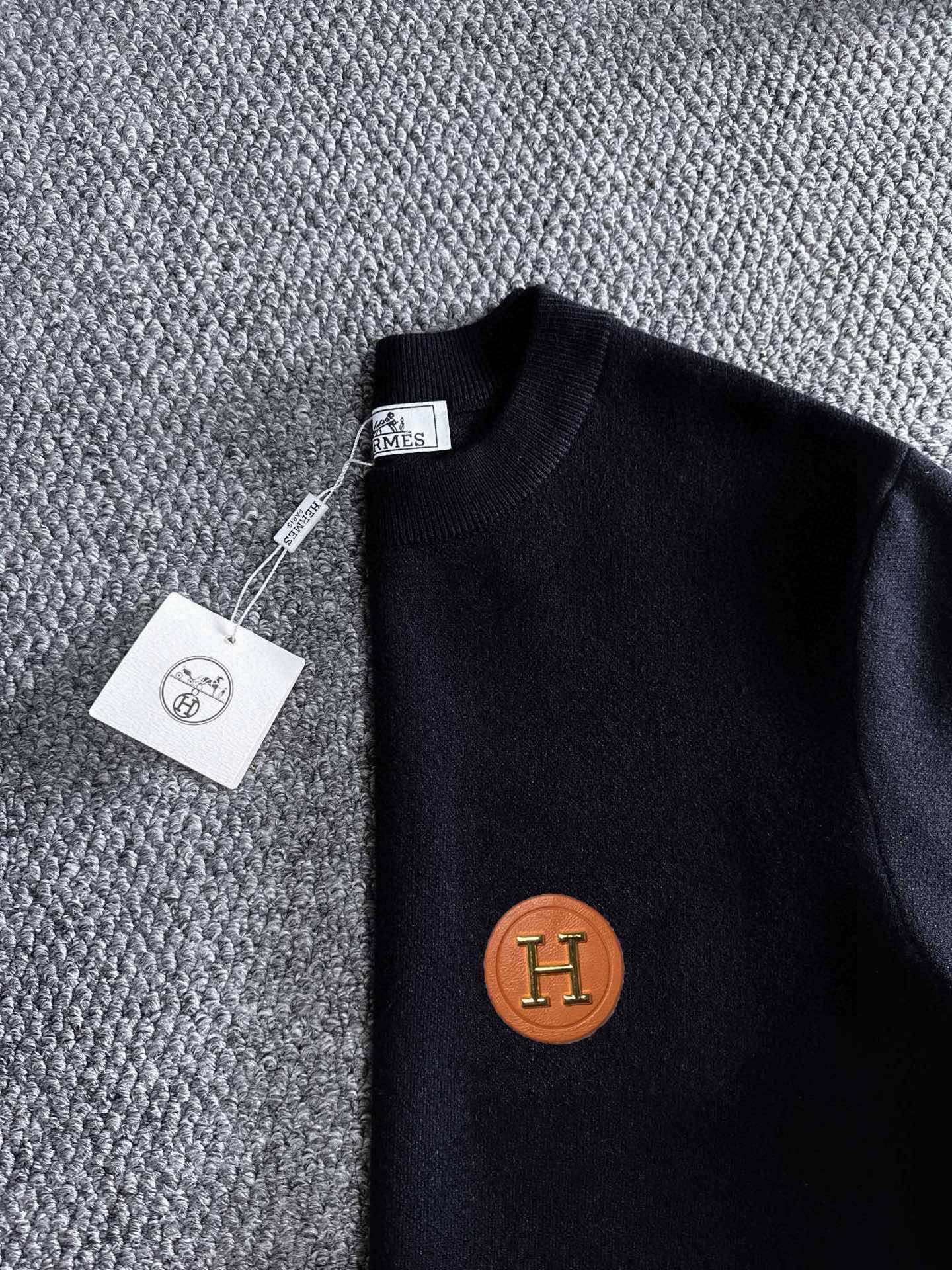 Hermès 品牌：爱马仕 圆领套头羊毛衫 全品相 羊毛混纺面料 2026最新款 黄金比例 修身款软黄金 百搭实用型的单品