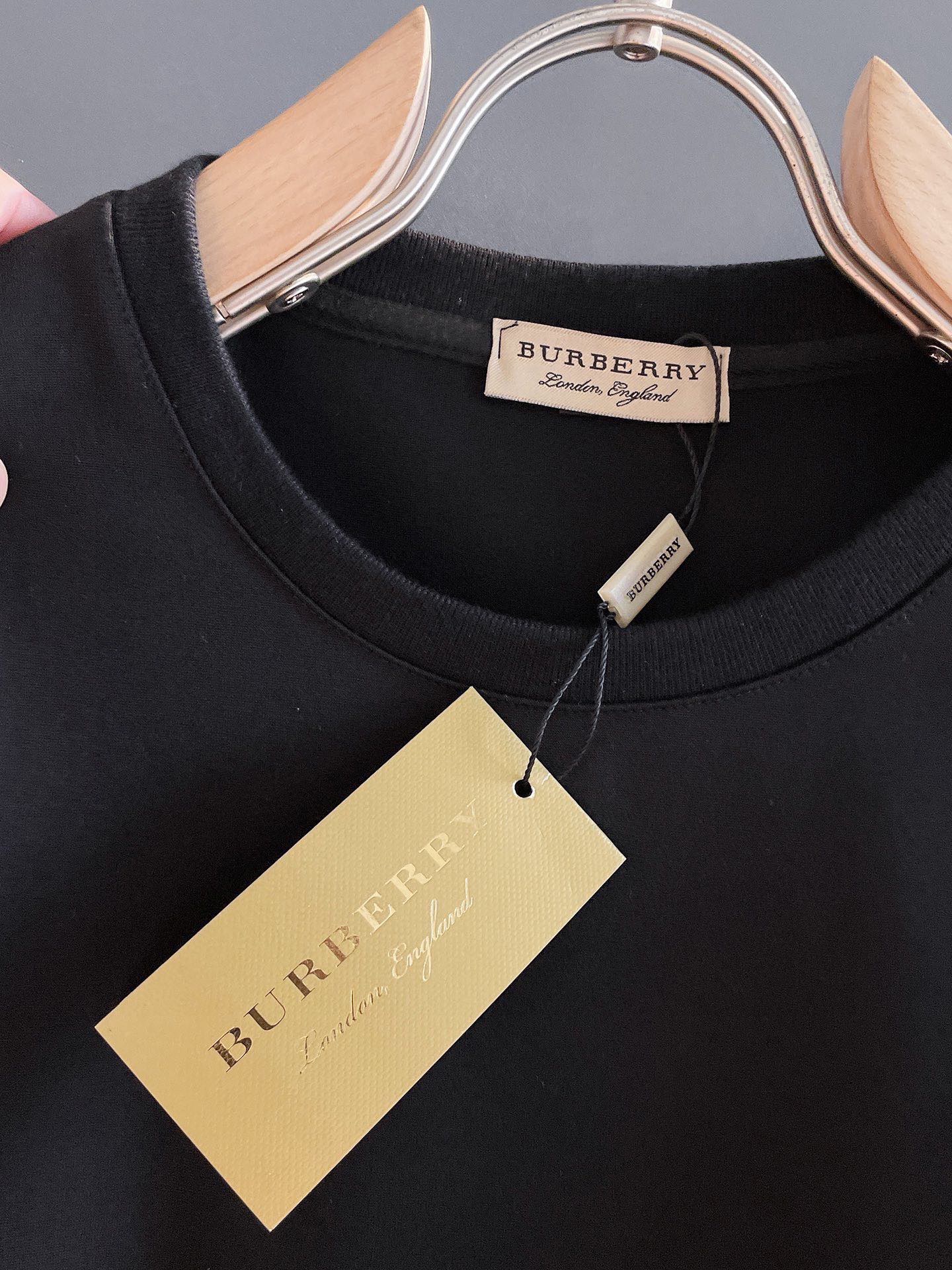 Burberry 品牌：巴宝莉 套装来袭 专注官网 2026全新 圆领卫衣套装 狠货 就为一个贴合、完美的上身效果 全天然优质天丝罗马棉100%