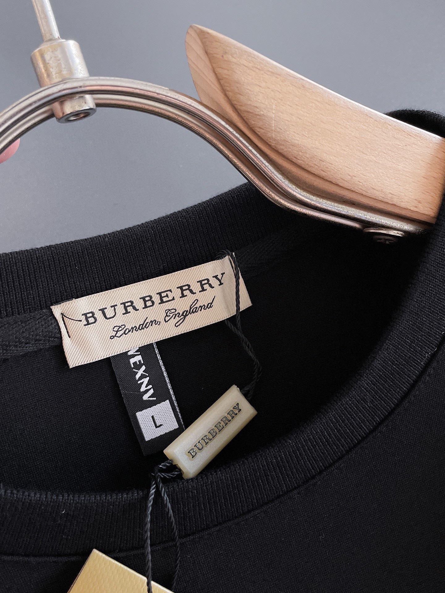 Burberry 品牌：巴宝莉 套装来袭 专注官网 2026全新 圆领卫衣套装 狠货 就为一个贴合、完美的上身效果 全天然优质天丝罗马棉100%