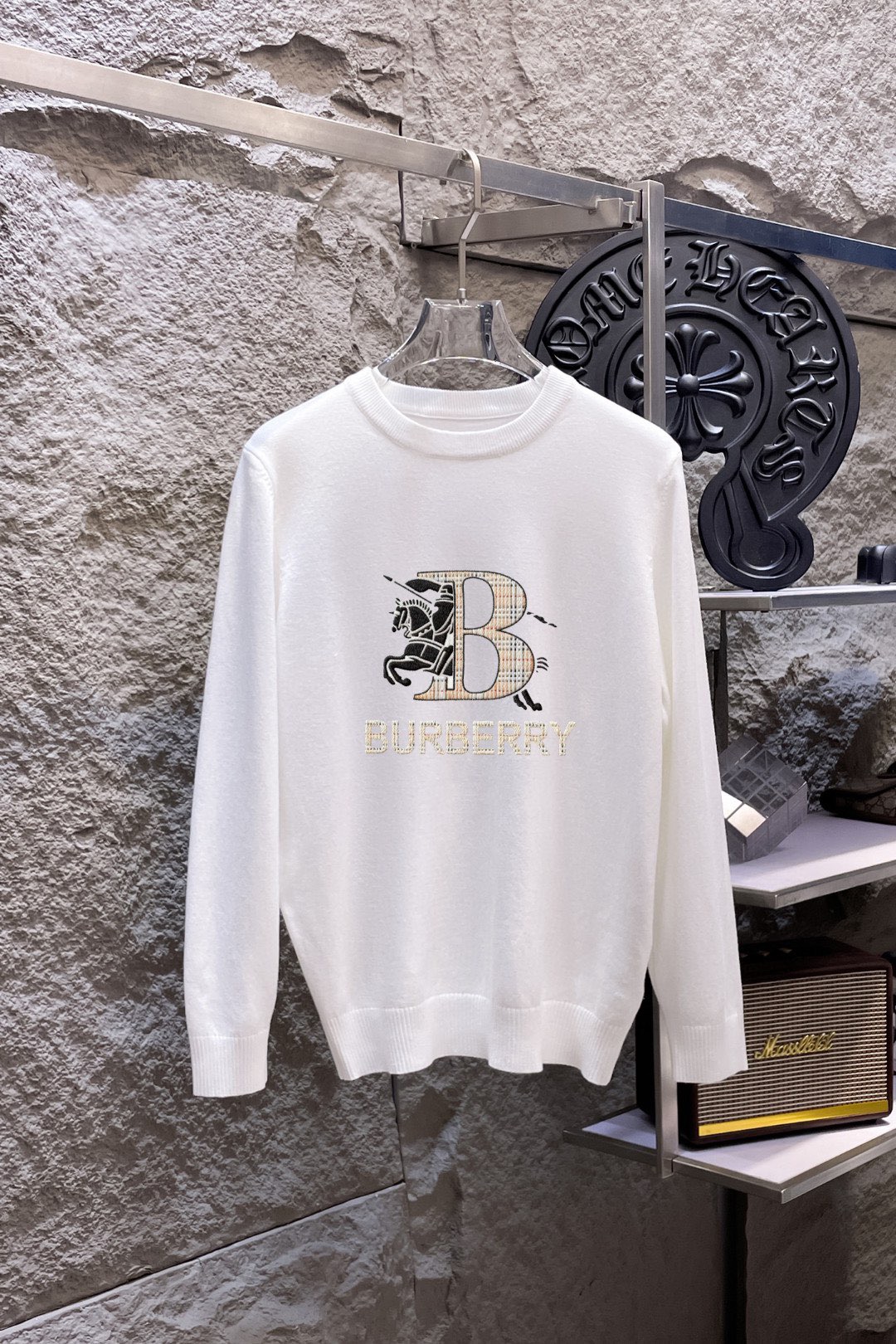 Burberry 品牌：巴宝莉 圆领套头羊毛衫 全品相 羊毛混纺面料 2026最新款 黄金比例 修身款软黄金 百搭实用型的单品