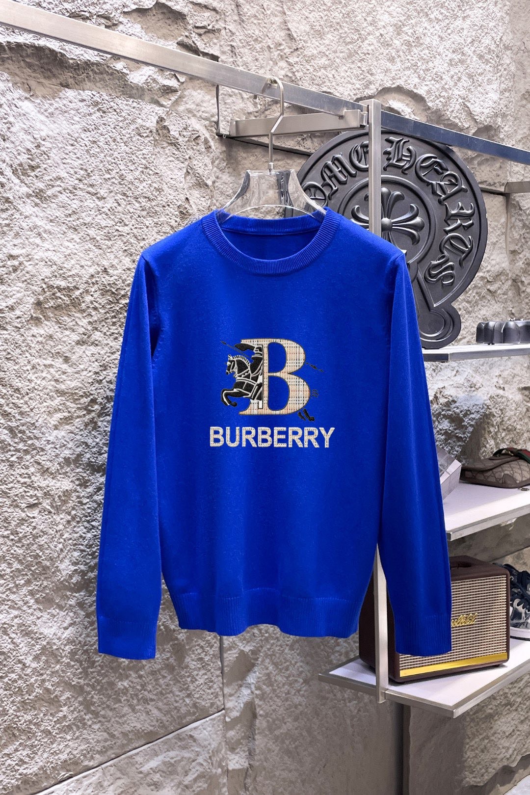 Burberry 品牌：巴宝莉 圆领套头羊毛衫 全品相 羊毛混纺面料 2026最新款 黄金比例 修身款软黄金 百搭实用型的单品