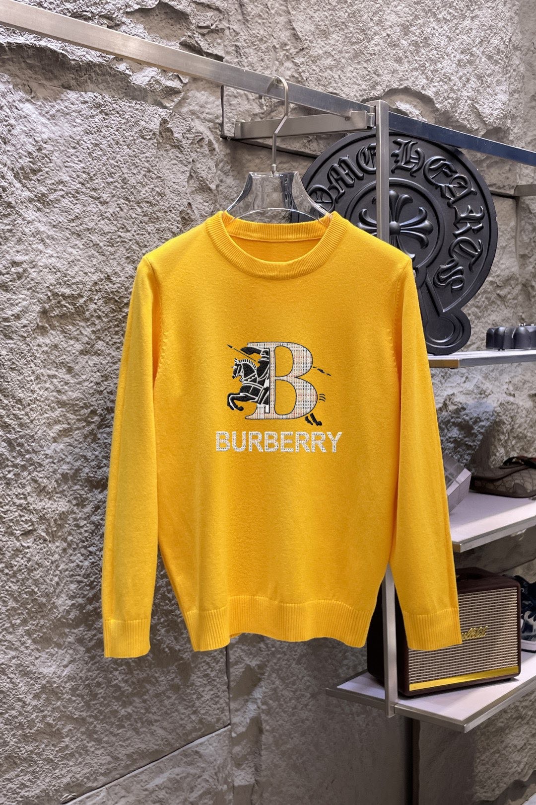 Burberry 品牌：巴宝莉 圆领套头羊毛衫 全品相 羊毛混纺面料 2026最新款 黄金比例 修身款软黄金 百搭实用型的单品