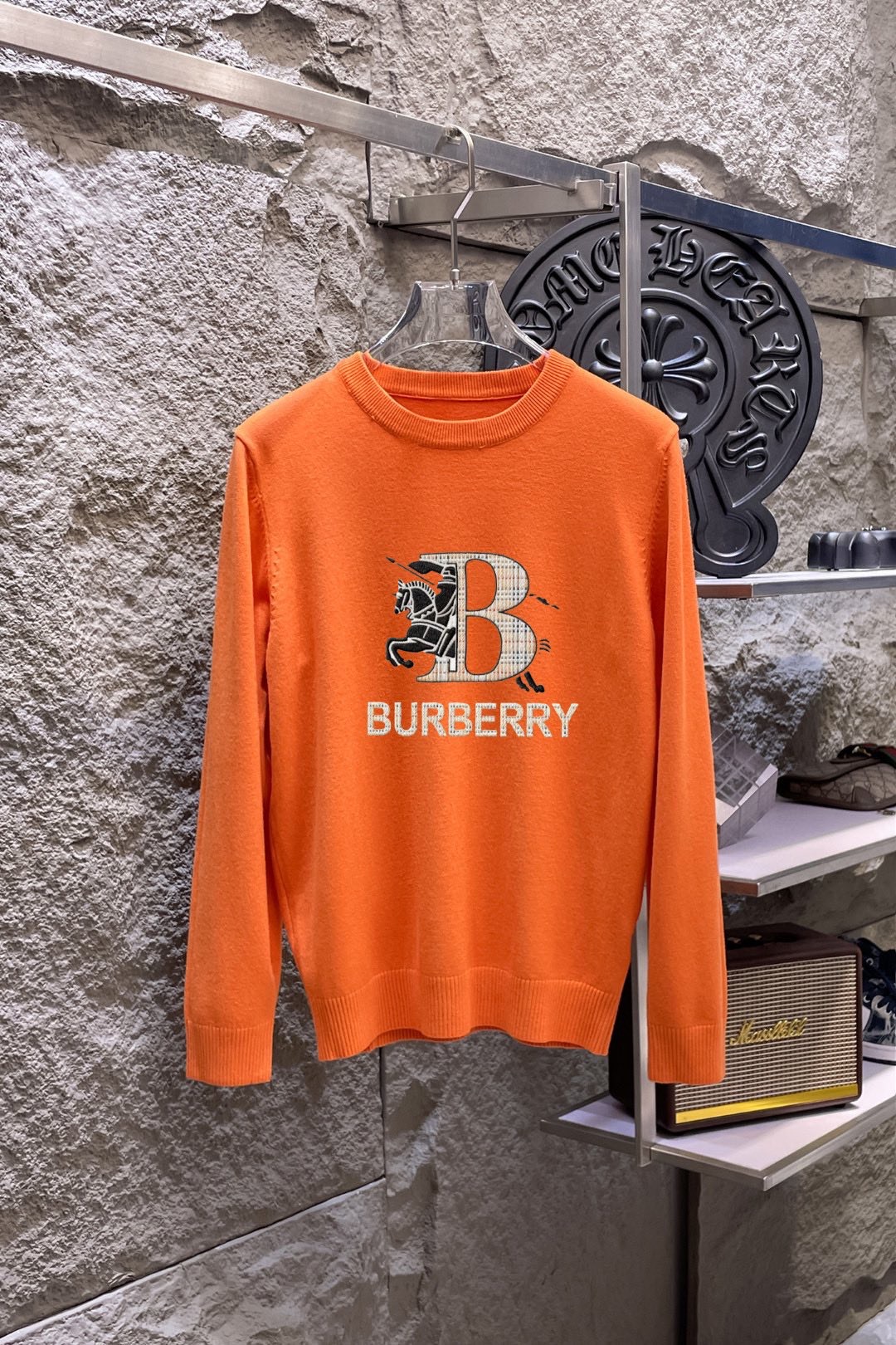 Burberry 品牌：巴宝莉 圆领套头羊毛衫 全品相 羊毛混纺面料 2026最新款 黄金比例 修身款软黄金 百搭实用型的单品