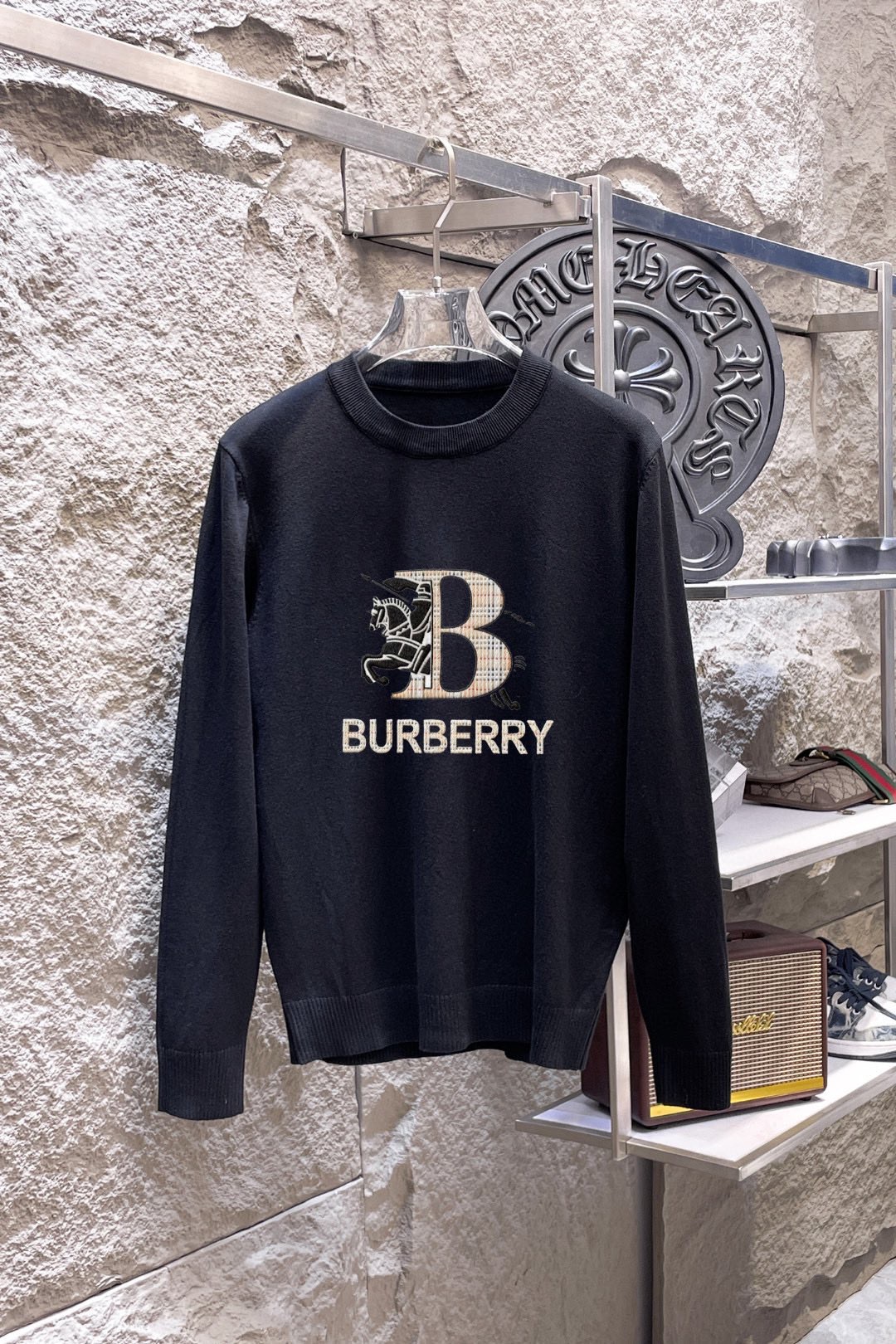 Burberry 品牌：巴宝莉 圆领套头羊毛衫 全品相 羊毛混纺面料 2026最新款 黄金比例 修身款软黄金 百搭实用型的单品