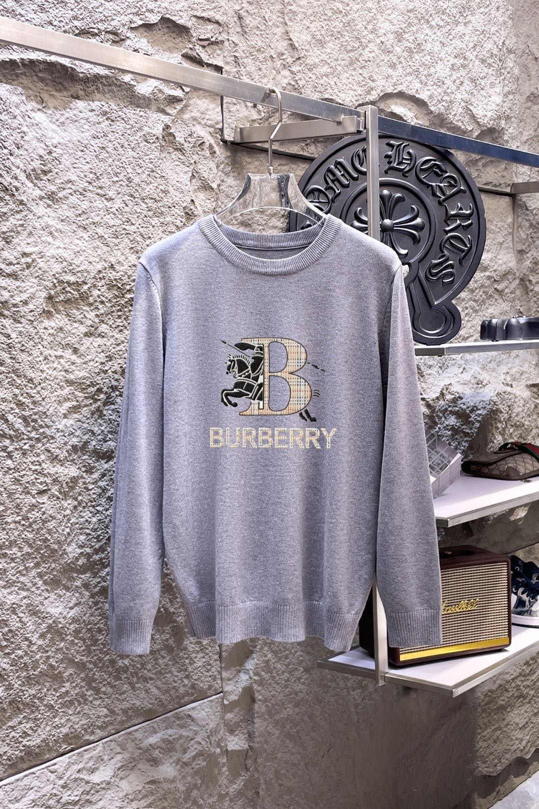 Burberry 品牌：巴宝莉 圆领套头羊毛衫 全品相 羊毛混纺面料 2026最新款 黄金比例 修身款软黄金 百搭实用型的单品