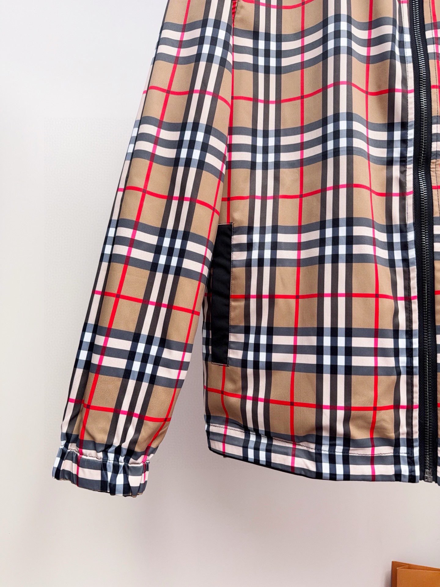 Burberry 品牌：巴宝莉 2026春款夹克外套 款 客供订制级成衣面料 简约