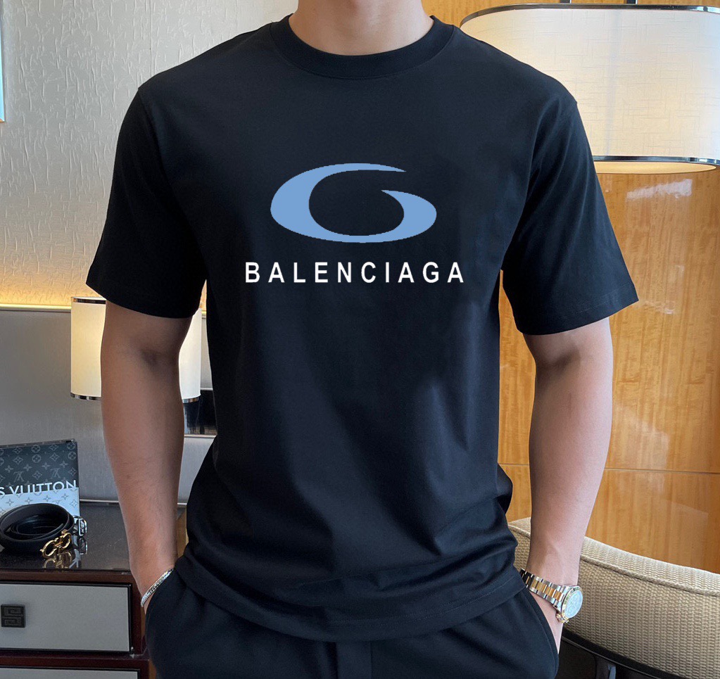 Balenciaga 品牌：巴黎世家 2026新款男士短袖短裤套装 销售 市面高端版本 手感细腻柔软 让你穿着更加舒适 立体裁剪版型超赞 尺码:M-5XL下单请报身高体重